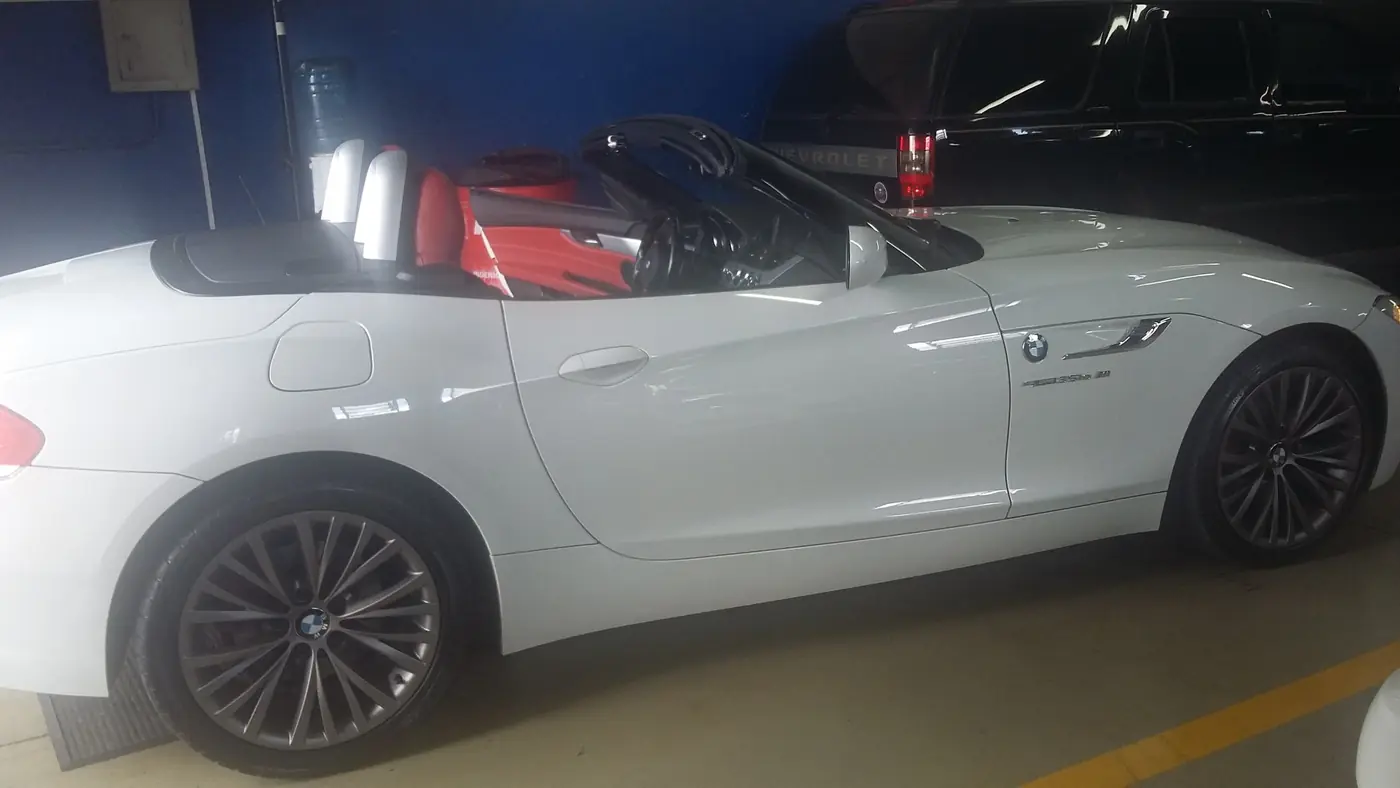 BMW Z4 conversível branca dentro da oficina da Reis Auto Service
