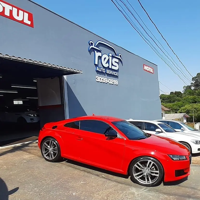 Audi TT vermelho em frente à oficina da Reis Auto Service