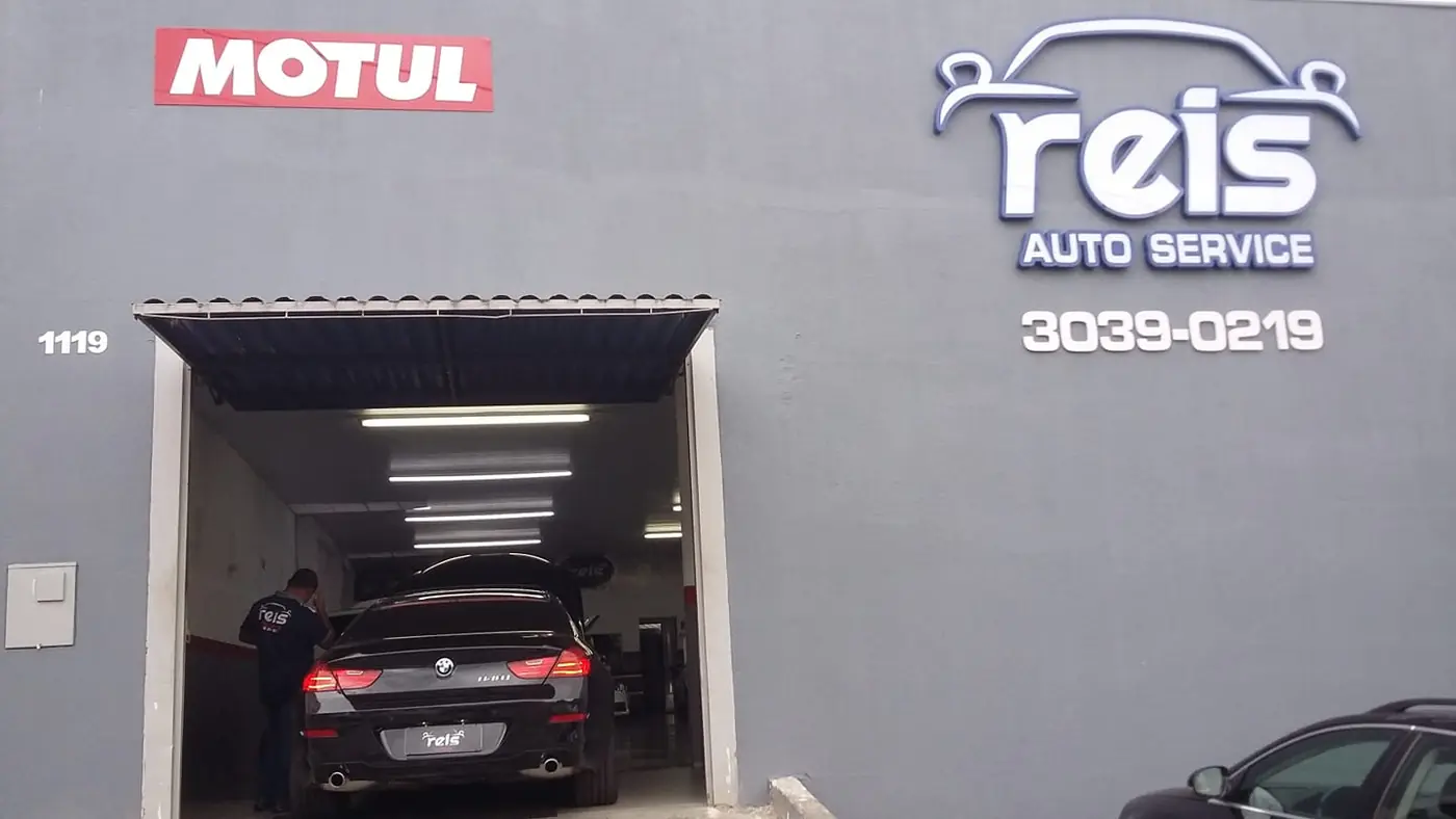 Fachada da Reis Auto Service na Rua Belém, 1119, com um carro na entrada da oficina